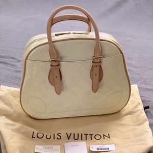 LOUIS VUITTON
Vernis Summit Drive Perle